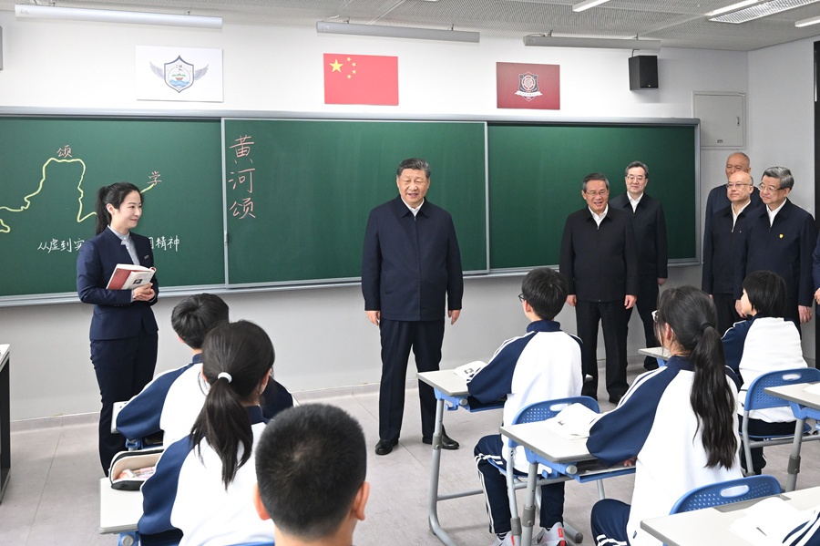 3月23日，中共中央总书记、国家主席、中央军委主席习近平在河北雄安新区考察，并主持召开深入推进雄安新区高质量建设和发展座谈会。这是23日上午，习近平在北京四中雄安校区考察时，走进教室同师生亲切交谈。新华社记者 燕雁 摄