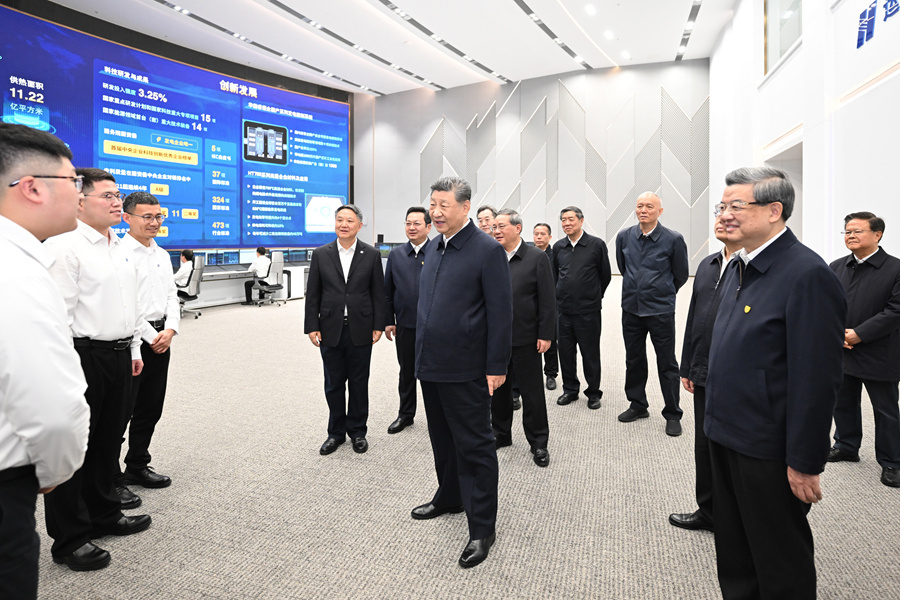 3月23日，中共中央总书记、国家主席、中央军委主席习近平在河北雄安新区考察，并主持召开深入推进雄安新区高质量建设和发展座谈会。这是23日上午，习近平在中国华能集团有限公司考察时，同企业员工亲切交流。新华社记者 谢环驰 摄
