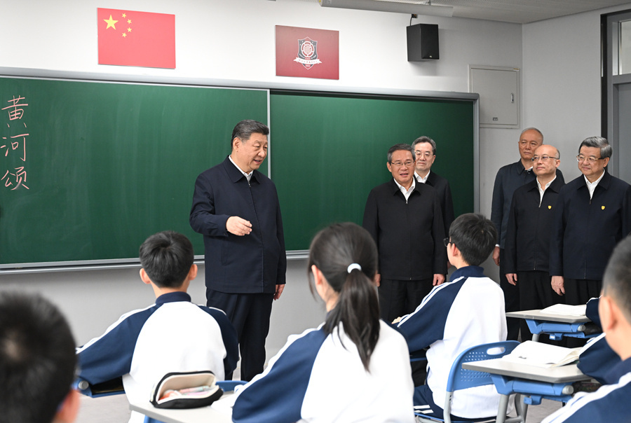 3月23日，中共中央总书记、国家主席、中央军委主席习近平在河北雄安新区考察，并主持召开深入推进雄安新区高质量建设和发展座谈会。这是23日上午，习近平在北京四中雄安校区考察时，走进教室同师生亲切交谈。新华社记者 谢环驰 摄