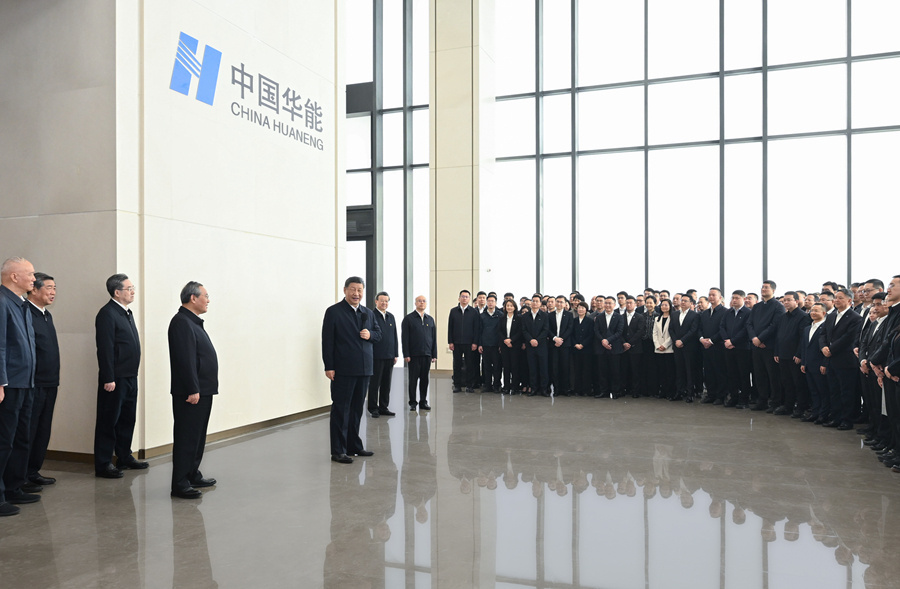 3月23日，中共中央总书记、国家主席、中央军委主席习近平在河北雄安新区考察，并主持召开深入推进雄安新区高质量建设和发展座谈会。这是23日上午，习近平同雄安新区入驻和在建疏解单位干部职工代表亲切交流。新华社记者 燕雁 摄