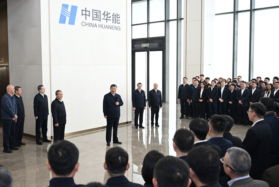 3月23日，中共中央总书记、国家主席、中央军委主席习近平在河北雄安新区考察，并主持召开深入推进雄安新区高质量建设和发展座谈会。这是23日上午，习近平同雄安新区入驻和在建疏解单位干部职工代表亲切交流。新华社记者 李响 摄
