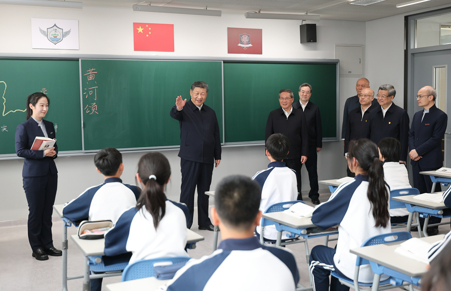 3月23日，中共中央总书记、国家主席、中央军委主席习近平在河北雄安新区考察，并主持召开深入推进雄安新区高质量建设和发展座谈会。这是23日上午，习近平在北京四中雄安校区考察时，走进教室同师生亲切交谈。新华社发（盛佳鹏 摄）