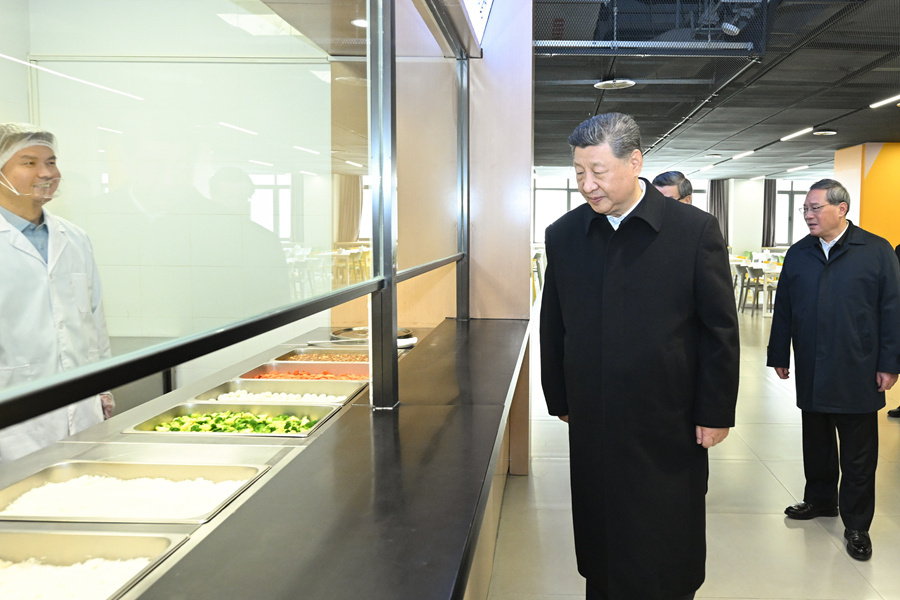 3月23日，中共中央总书记、国家主席、中央军委主席习近平在河北雄安新区考察，并主持召开深入推进雄安新区高质量建设和发展座谈会。这是23日上午，习近平在北京四中雄安校区食堂考察。新华社记者 燕雁 摄