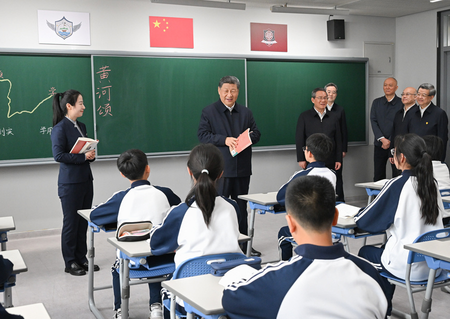 3月23日，中共中央总书记、国家主席、中央军委主席习近平在河北雄安新区考察，并主持召开深入推进雄安新区高质量建设和发展座谈会。这是23日上午，习近平在北京四中雄安校区考察时，走进教室同师生亲切交谈。新华社记者 谢环驰 摄